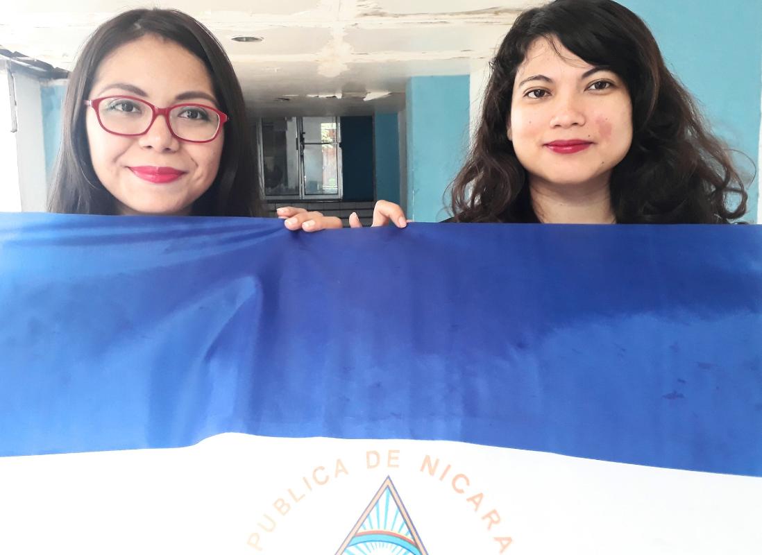 Jovens usando batom vermelho protestam contra a ditadura na Nicarágua | Twitter/Amalia del Cid