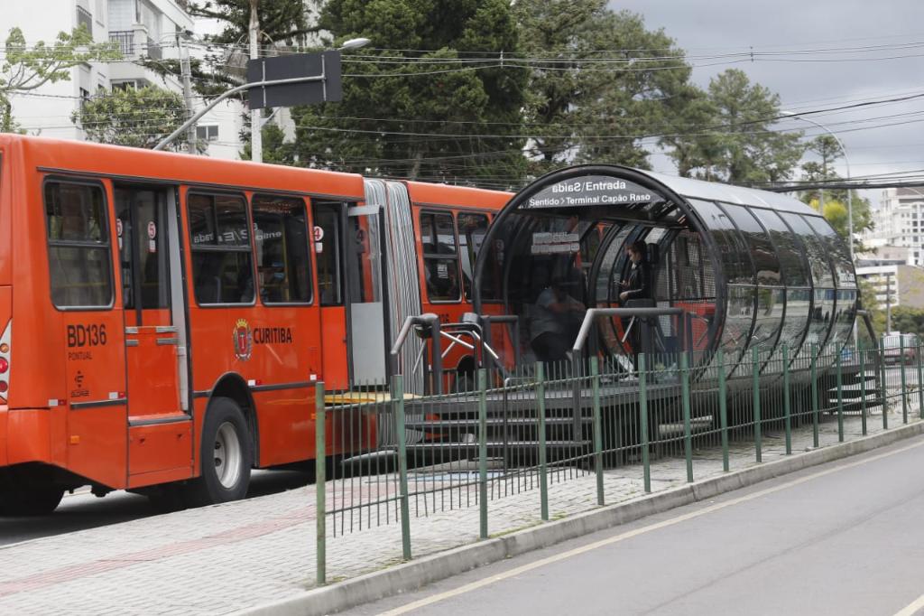 Estação-tubo Maria Clara, no bairro Alto da Glória, foi palco de briga entre cobrador e assaltantes na noite dessa quinta (25) | André Rodrigues/Gazeta do Povo