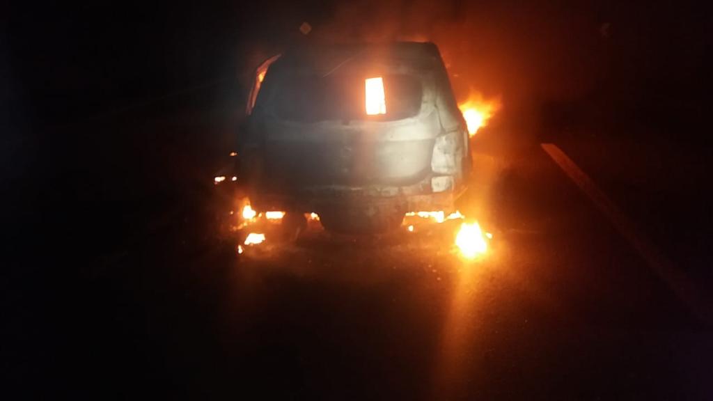 Durante o assalto, criminosos incendiaram um carro durante o assalto na BR-116. | /