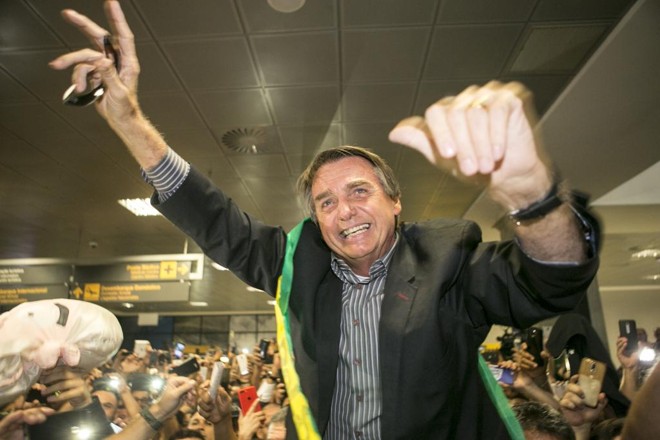 Jair Bolsonaro em recepção no aeroporto de Curitiba. | Marcelo Andrade/Gazeta do Povo