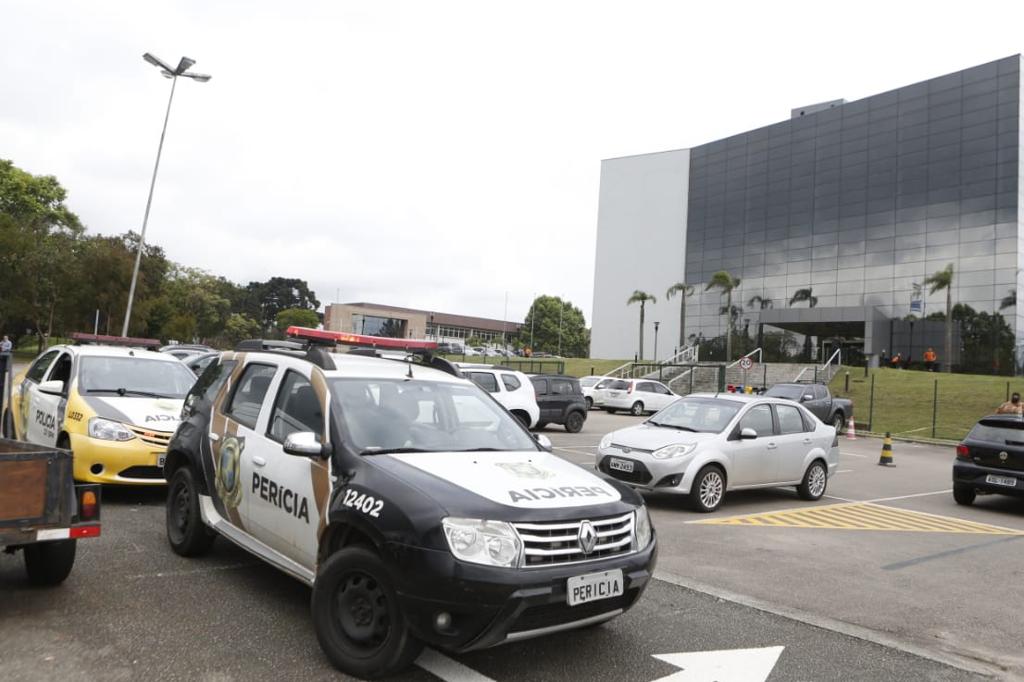 Policiais e peritos recolhem provas na montadora para tentar prender os criminosos. | Marco Charneski/Tribuna do Paraná
