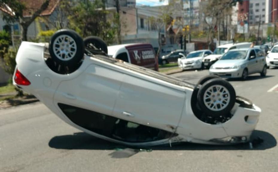 Carro vicou capotado na Avenida Sete de Setembro. | Juliana Souza Freitas
/ Colaboração