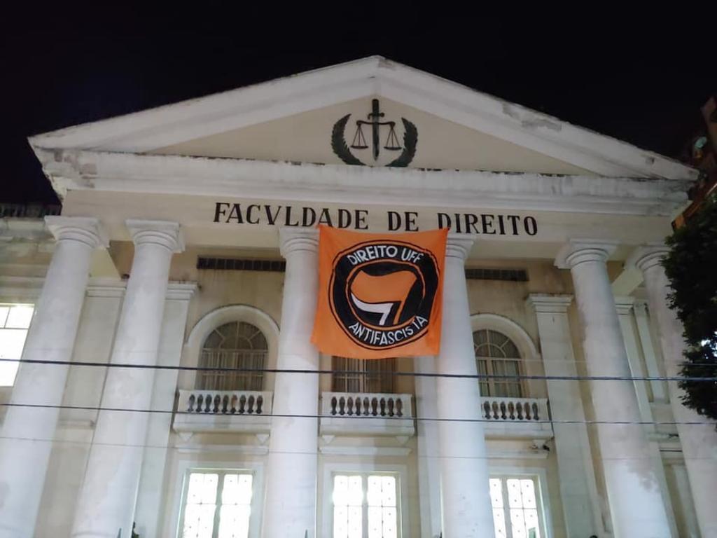 No Rio de Janeiro, a Justiça ordenou que a Faculdade de Direito da Universidade Federal Fluminense (UFF) retirasse da fachada uma bandeira em que aparece “Direito UFF Antifascista” | Reprodução /Facebook