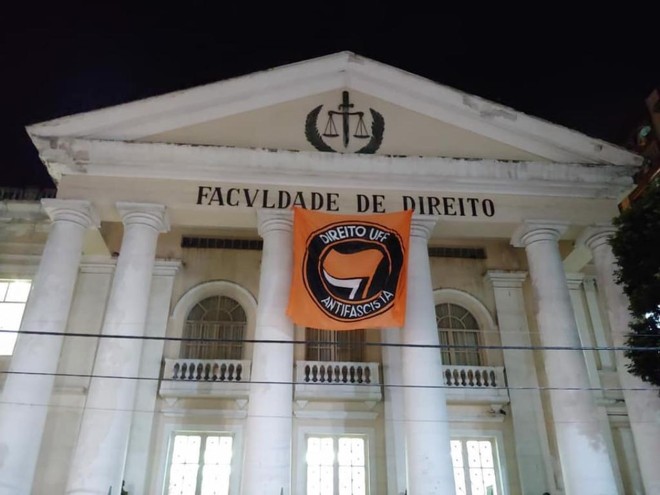 No Rio de Janeiro, a Justiça ordenou que a Faculdade de Direito da Universidade Federal Fluminense (UFF) retirasse da fachada uma bandeira em que aparece “Direito UFF Antifascista” | Reprodução /Facebook