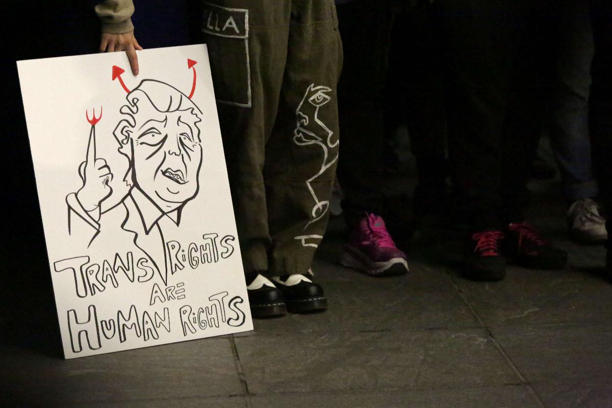 Ativistas LGBT se reúnem em Nova Iorque para protestar contra as possíveis mudanças da administração Trump sobre políticas para pessoas trans, em 21 de outubro | Yana PaskovaAFP