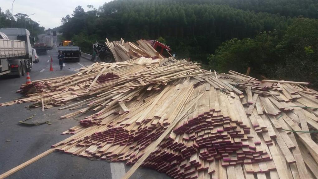 Acidente derrubou carga de madeira na pista | Reprodução/PF