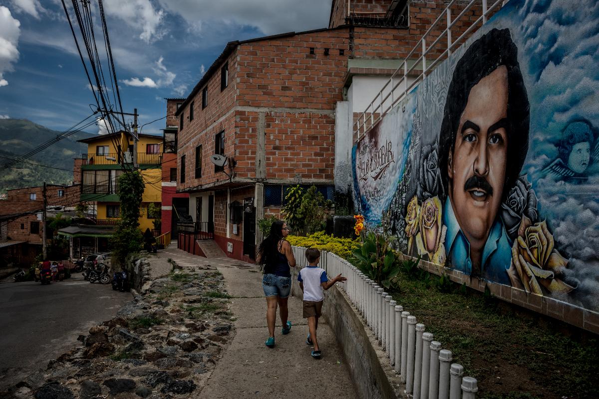 Entrada do bairro Pablo Escobar, construída pelo ex-líder do cartel de drogas, em Medellín | MERIDITH KOHUT/NYT