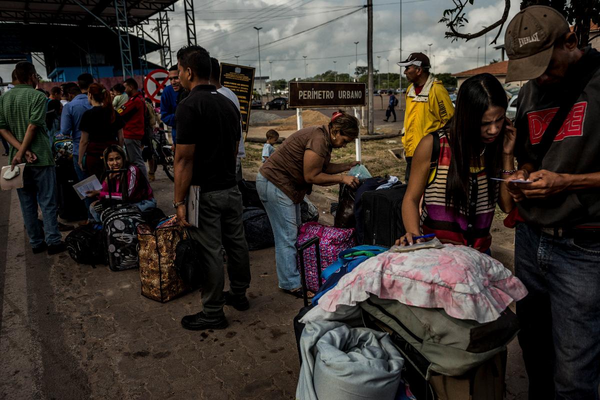 Venezuelanos aguardam para se registrar junto às autoridades migratórias no Brasil | MERIDITH KOHUT/NYT