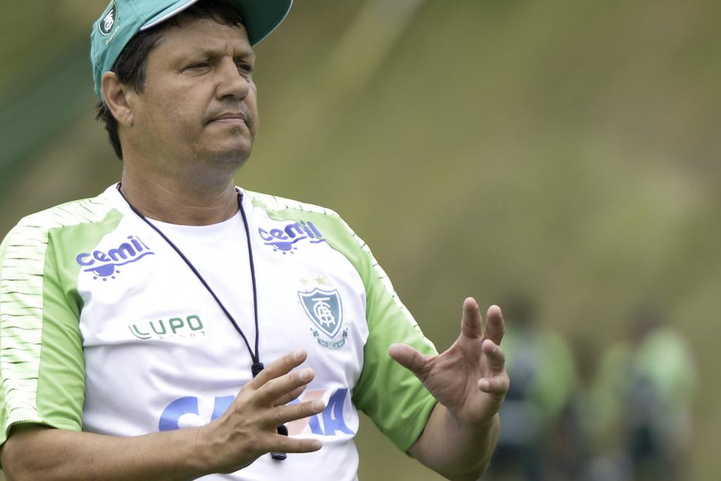 Adilson Batista, técnico do América-MG, adversário do Atlético-PR no sábado (6). | Foto: Mourão Panda/América-MG