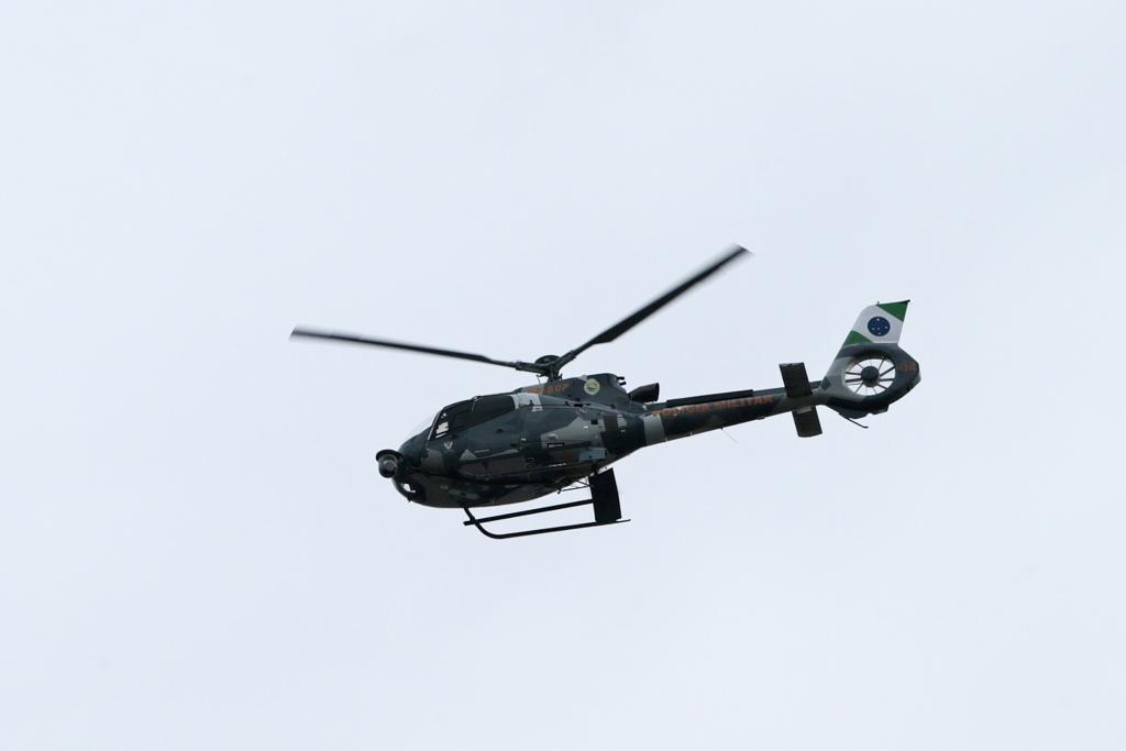 Um helicóptero do Batalhão de Operações Aéreas ajuda na busca pelos ladrões | Antônio More/Gazeta do Povo