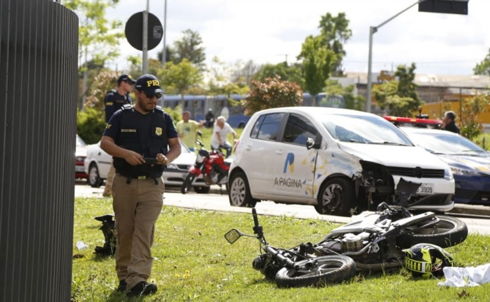 Rapaz de apenas 19 anos não resistiu à colisão de moto. | Marco Charneski/Tribuna do Paraná