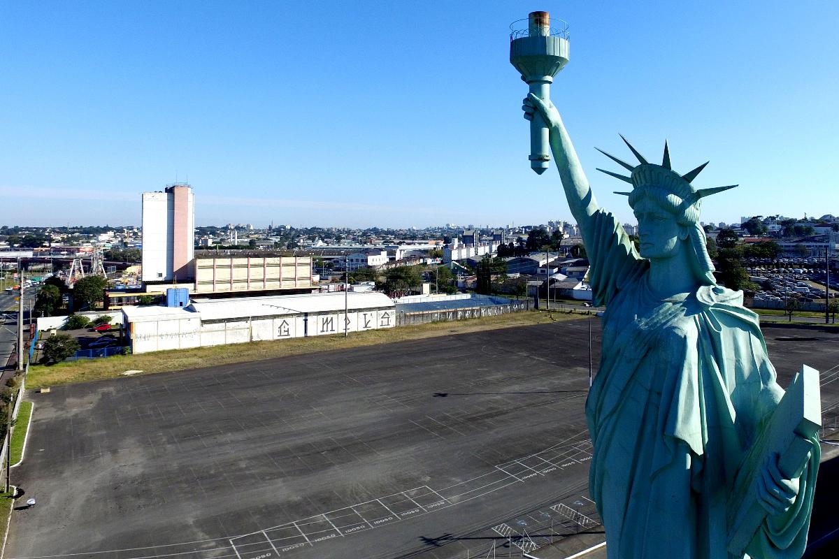 Estátua da Havan localizada na Linha Verde, em Curitiba (PR). | Ivonaldo Alexandre/Gazeta do Povo/Arquivo