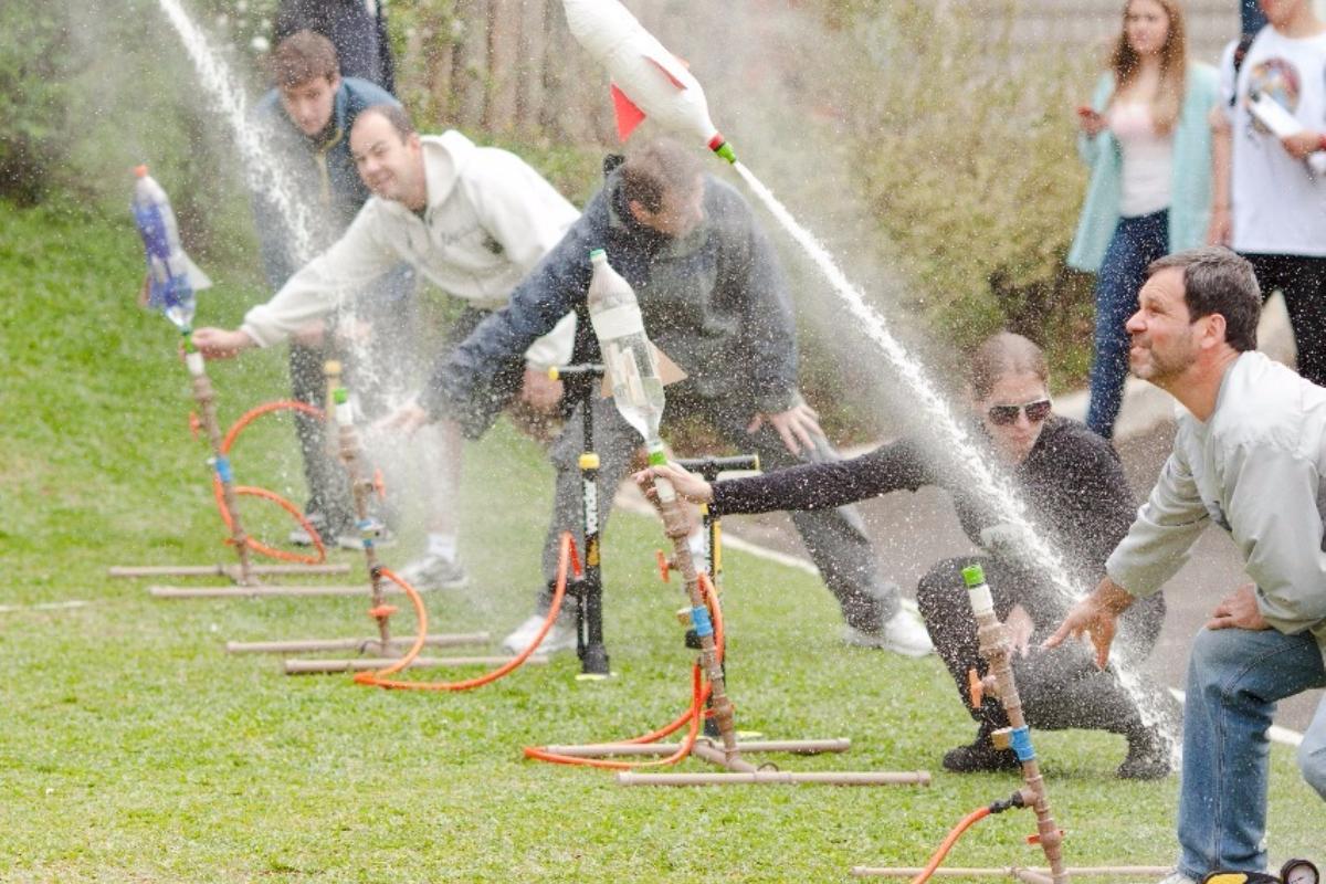 No Colégio Positivo, a terceira Lei de Newton é aprendida olhando para o céu: o primeiro ano do Ensino Médio, supervisionado pelo professor Paulo Hansen, promoveu um festival de foguetes. | Divulgação.