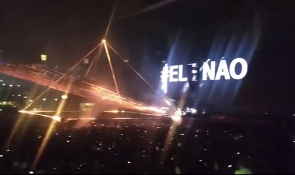 Imagem do show de Roger Waters, nesta terça-feira, em São Paulo. O “Ele Não” foi vaiado pelo público | Reprodução /YouTube