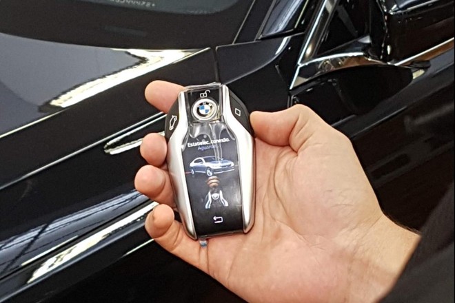 Com a chave inteligente é possível desde acender os faróis a laser a estacionar o sedã premium. | Renyere Trovão / Divulgação