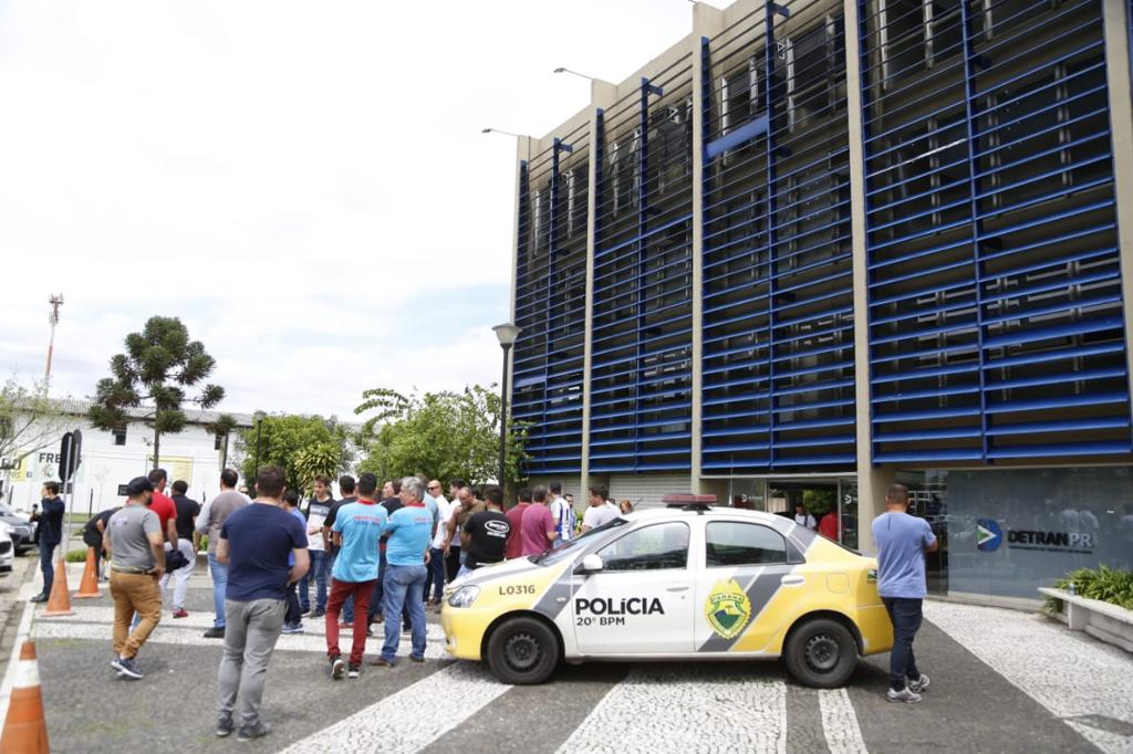 Polícia Militar acompanha manifestação no Detran-PR. | Marcos Charneski/Tribuna do Paraná