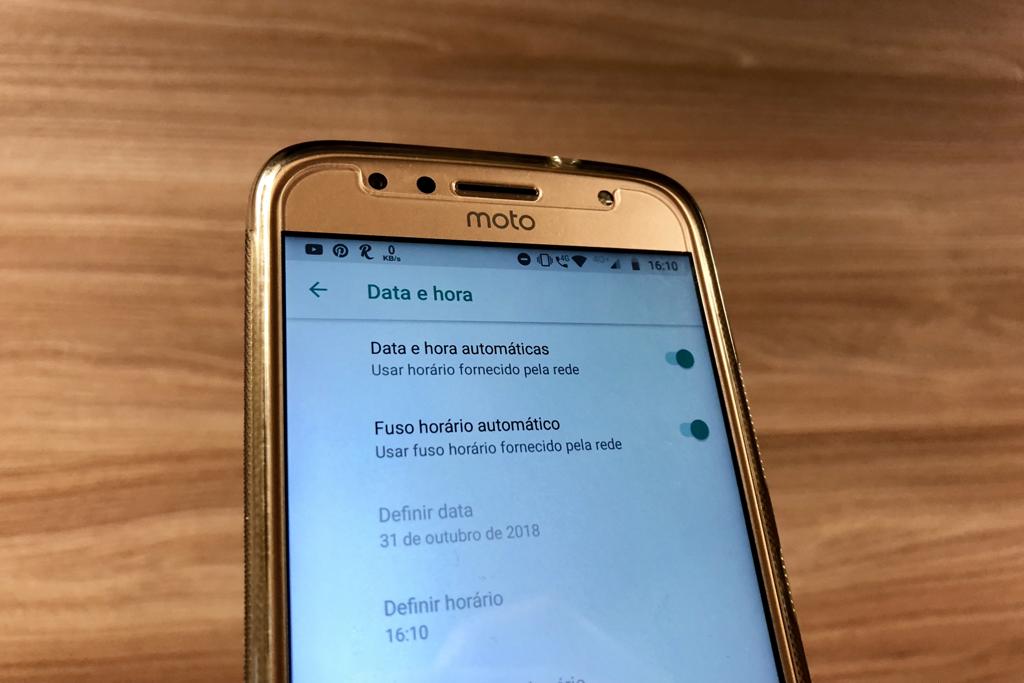 Tela de configuração de data e hora no Android. | Rodrigo Ghedin/Gazeta do Povo