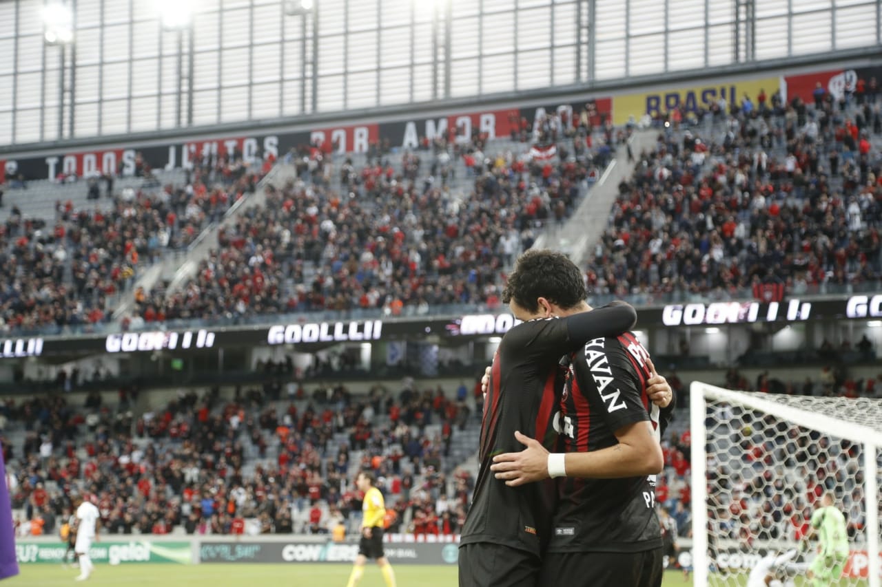 Pablo comemora com Raphael Veiga o quarto luga. | Marcelo Andrade/ Gazeta do Povo/