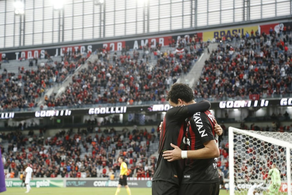 Pablo comemora com Raphael Veiga o quarto luga. | Marcelo Andrade/ Gazeta do Povo/