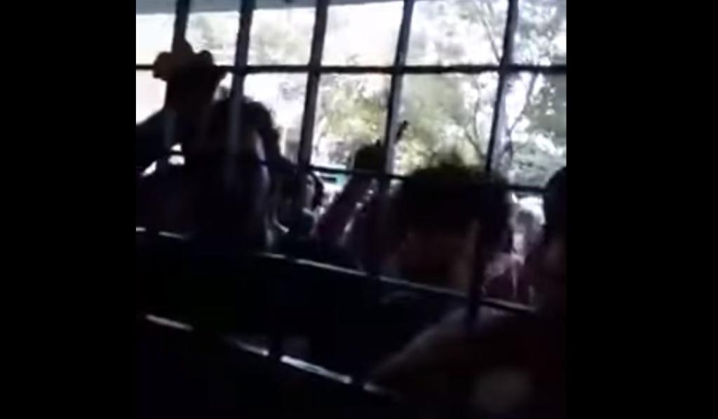 Vídeo postado nas redes sociais mostra hostilidade de alunos contra professor de direita | Frame /YouTube