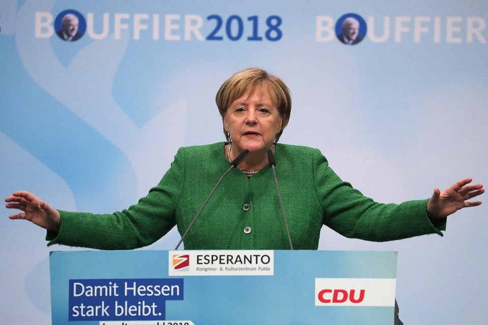 Merkel vai deixar liderança do partido, afirma imprensa alemã Decisão da chanceler Angela Merkel está ligada ao desempenho ruim do partido nas eleições estaduais em Hasse e na Baviera | Krisztian Bocsi/Bloomberg