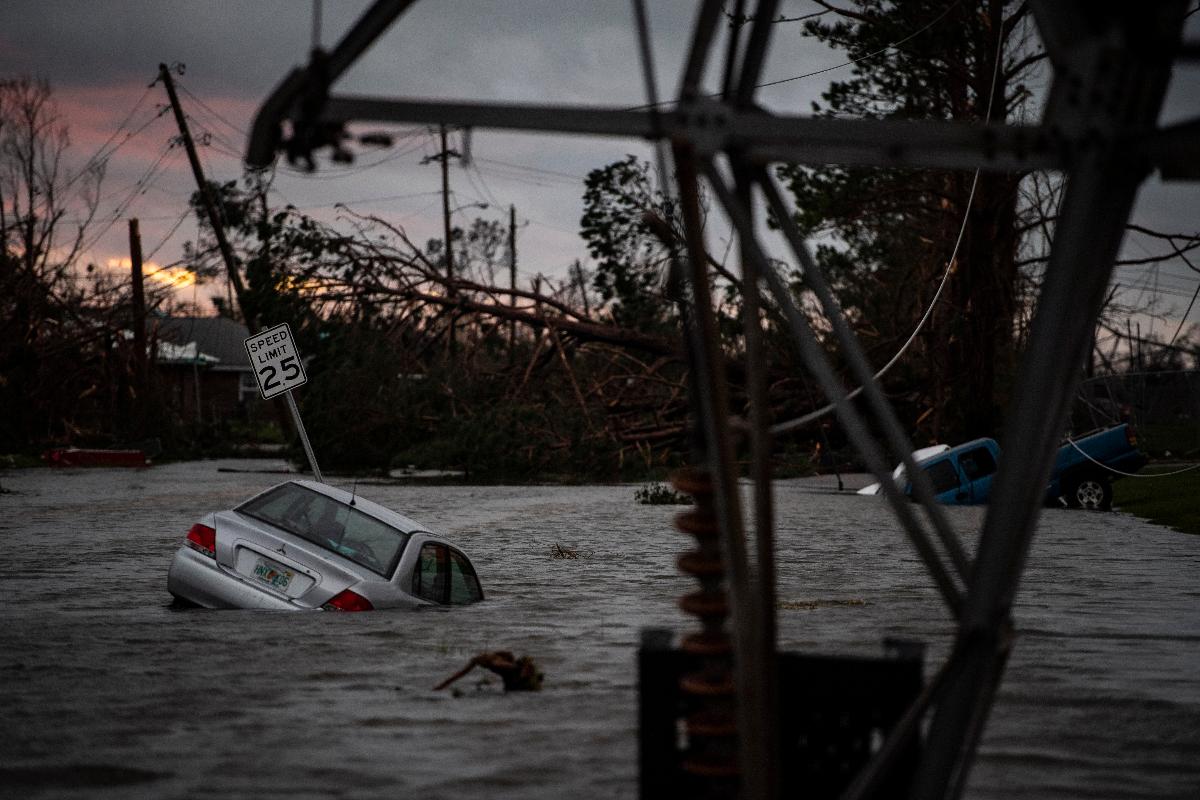 Um carro é visto na água da enchente na Cidade do Panamá, na Flórida, depois que o furacão Michael atingiu a Flórida em 10 de outubro | Jabin Botsford/Washington Post