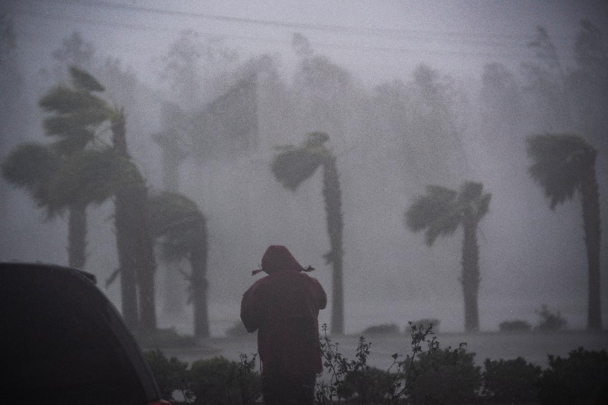 Um jornalista de televisão assiste ao furacão Michael chicotear as árvores nesta quarta-feira (10) em Panama City Beach, na Flórida. | Jabin Botsford/The Washington Post