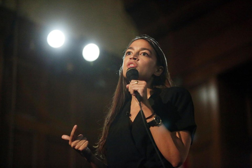 Alexandria Ocasio-Cortez, candidata democrata ao Congresso de Nova York, fala durante evento em Los Angeles | Dania Maxwell/Bloomberg