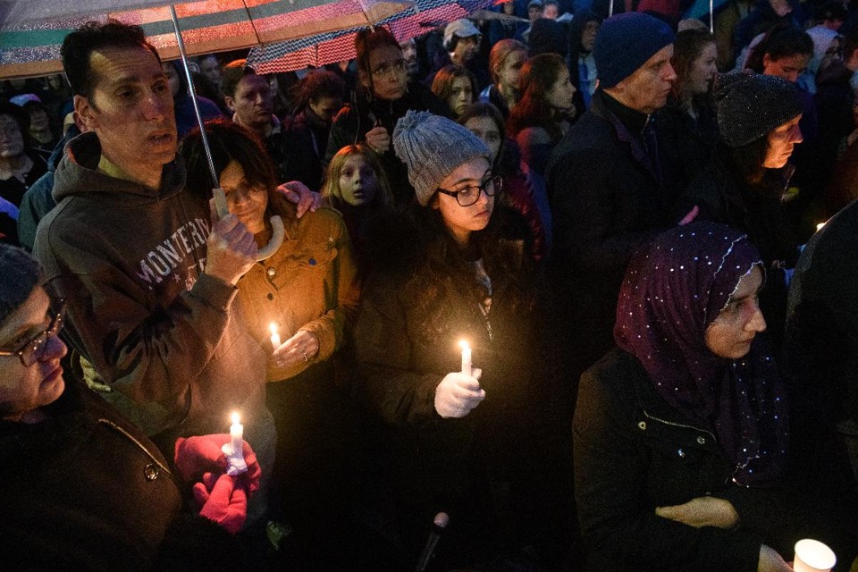 Vigília  no bairro de Squirrel Hill em Pittsburgh, onde 11 pessoas foram mortas em um tiroteio em massa na Sinagoga da Árvore da Vida | Justin Merriman/The Washington Post
