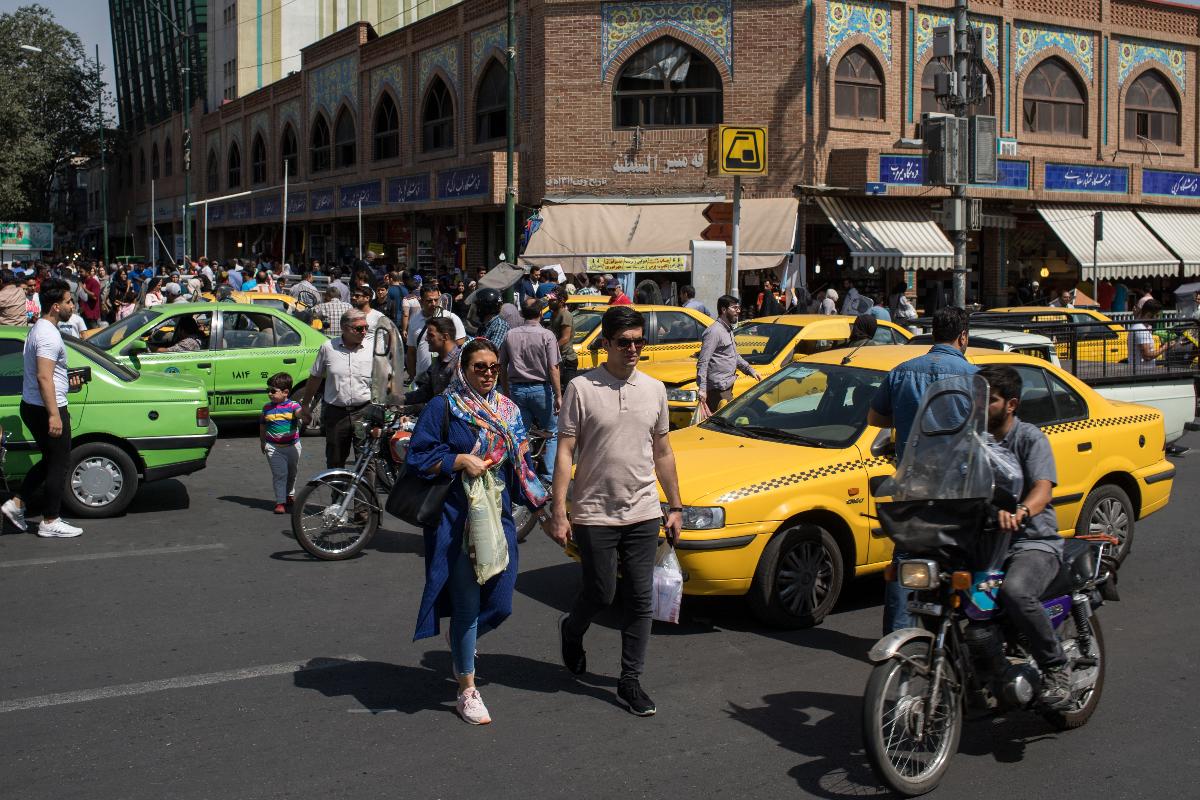 Pedestres cruzam rua no centro de Teerã | ARASH KHAMOOSHI/NYT