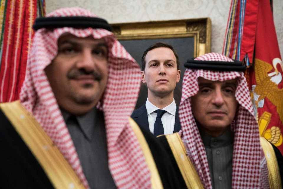 Jared Kushner, assessor sênior da Casa Branca e genro de Donald Trump, atrás de dois funcionários do governo saudita | Jabin Botsford/Washington Post