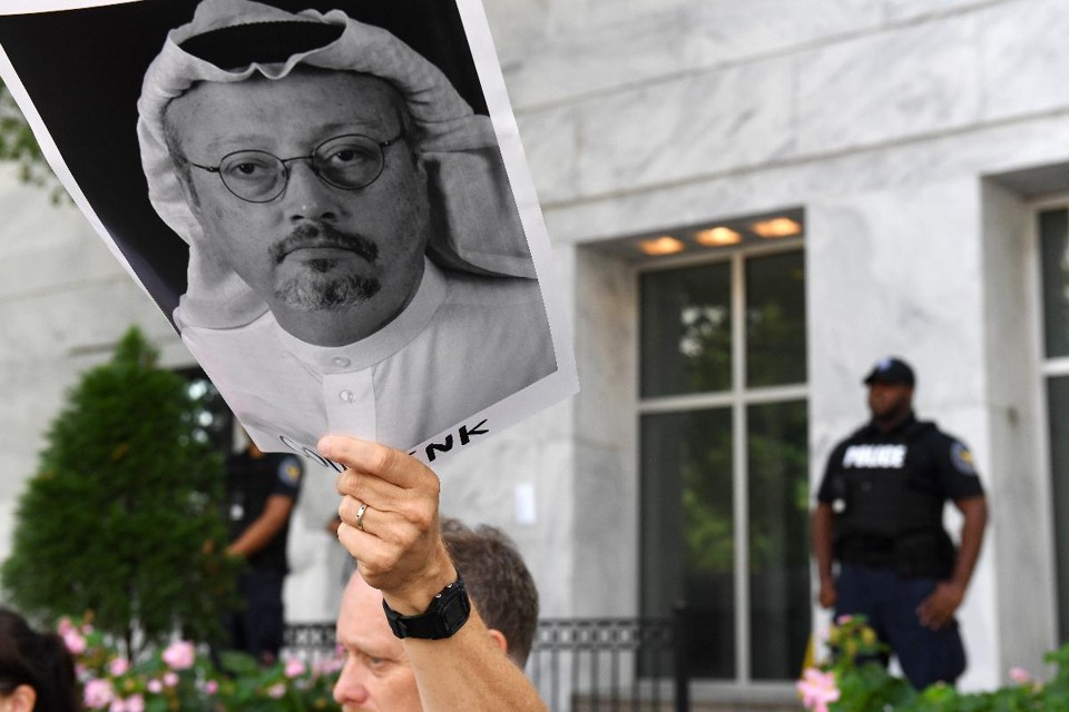 Manifestante segura um cartaz durante manifestação contra o desaparecimento do jornalista Jamal Khashoggi, do Washington Post, do lado de fora da Embaixada da Arábia Saudita, em Washington. | Matt McClain/The Washington Post