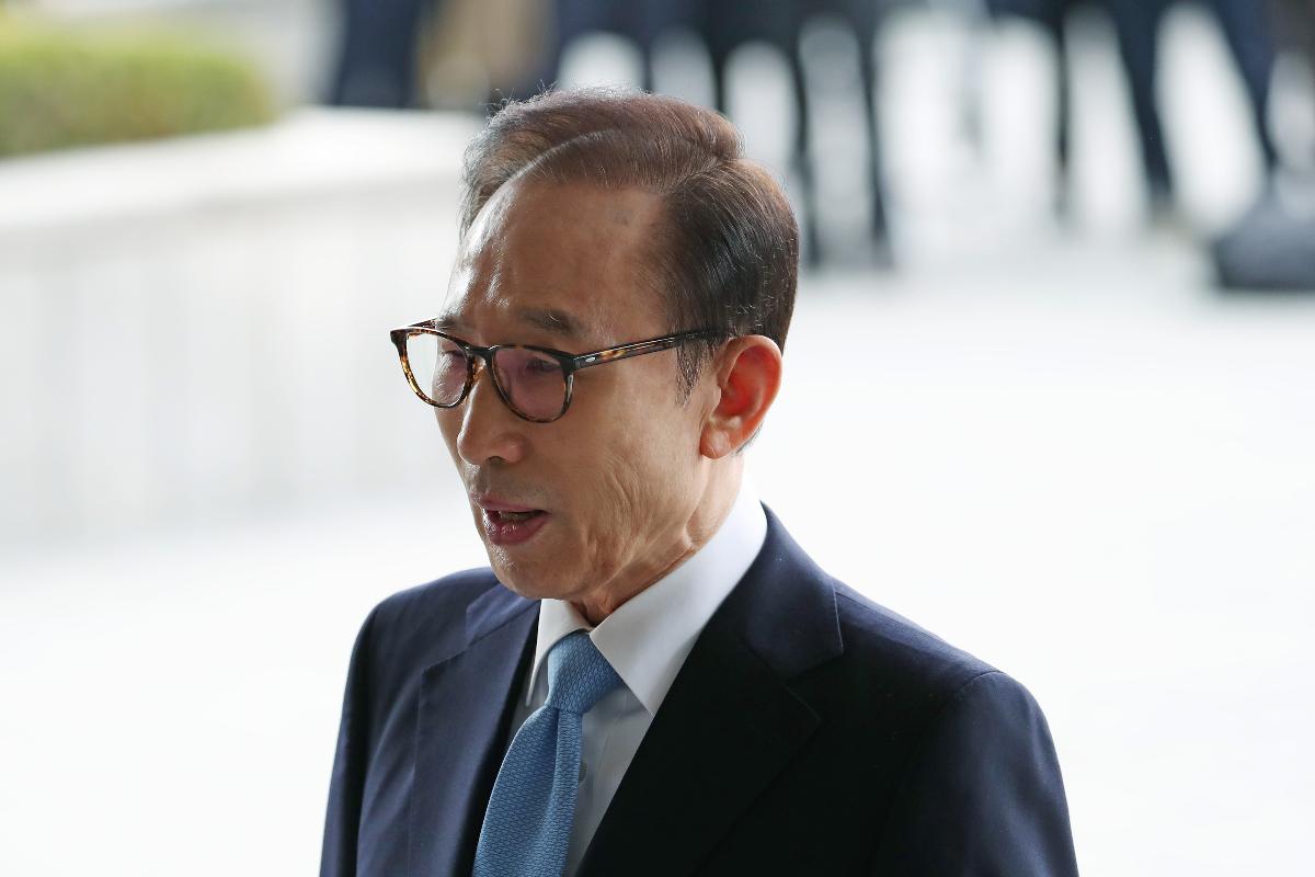 Lee Myung-bak, ex-presidente da Coreia do Sul, chega ao Escritório do Ministério Público do Distrito Central de Seul, em março de 2018 | SeongJoon Cho/Bloomberg