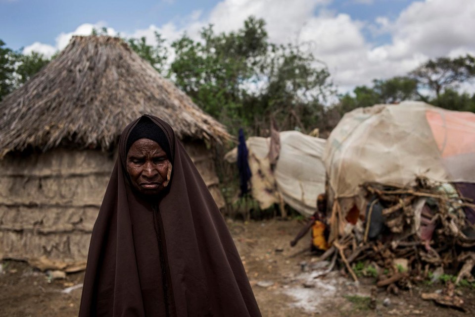 Faduma Abdirahman, 50, na frente de sua casa na aldeia de Rebey, na Somália. Ela estava cuidando dos seis netos, que morreram de sarampo e de cólera | Andrew Renneisen/For The Washington Post