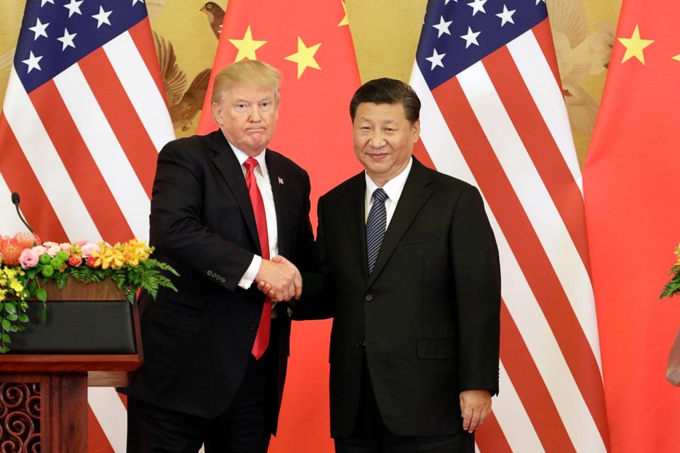 O presidente dos EUA, Donald Trump, e da China, Xi Jinping, apertam as mãos durante uma coletiva de imprensa em Pequim, em 2017 | Qilai Shen/Bloomberg