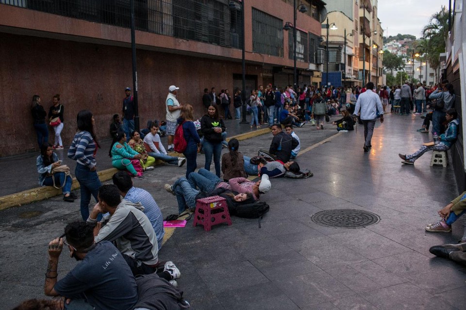 Pessoas esperam na fila para solicitar um passaporte, em Caracas | Manaure Quintero/Bloomberg