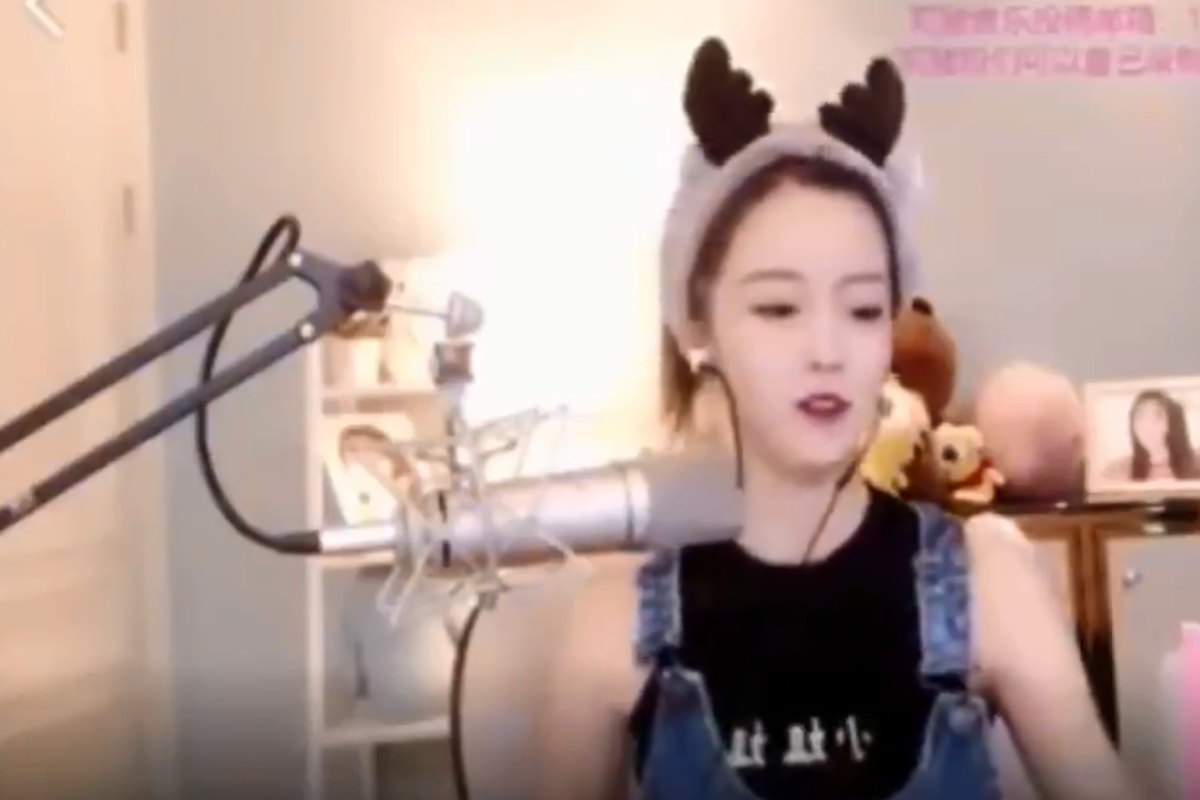 Em um vídeo de 10 segundos, Yang Kaili cantarolou o início da “Marcha dos Voluntários” | Reprodução/Twitter