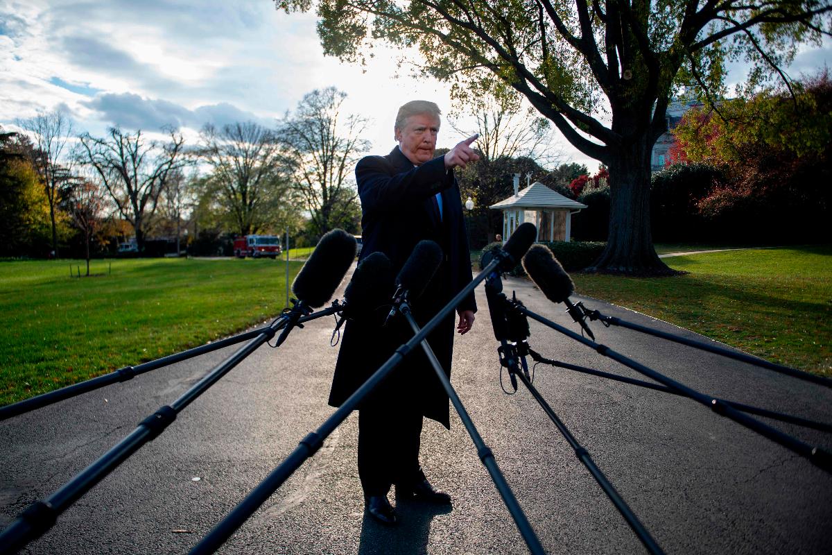 Presidente dos EUA, Donald Trump, falando com a imprensa | JIM WATSON/AFP