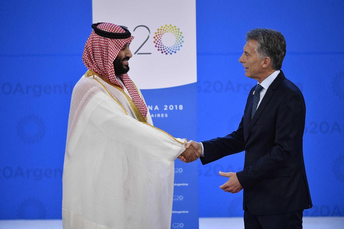 O príncipe herdeiro da Arábia Saudita, Mohammed bin Salman, é recebido pelo presidente da Argentina, Mauricio Macri, durante a Cúpula dos Líderes do G20 | ALEXANDER NEMENOV/AFP