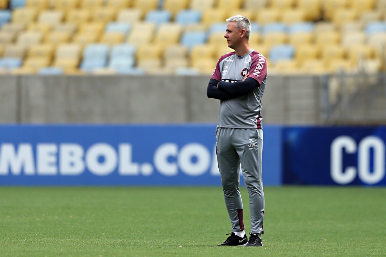 Técnico Tiago Nunes no reconhecimento do gramado do Maracanã nessa terça-feira. | Albari Rosa/Gazeta do Povo/