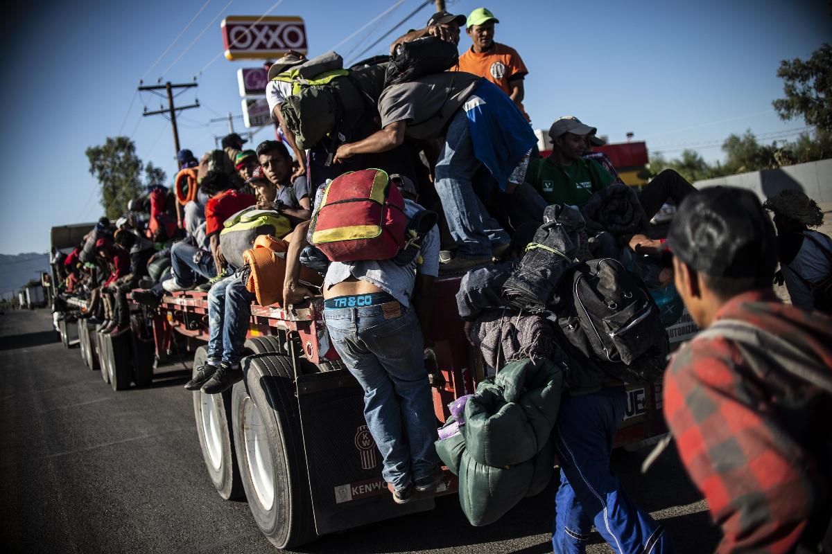 Imigrantes da América Central se deslocam em uma caravana em direção aos Estados Unidos na esperança de uma vida melhor | PEDRO PARDO/AFP