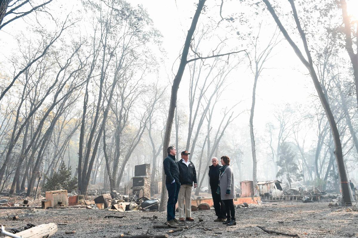 Presidente dos EUA, Donald Trump, visitou os escombros de Paradise, a cidade destruída pelo Camp Fire | SAUL LOEB/AFP