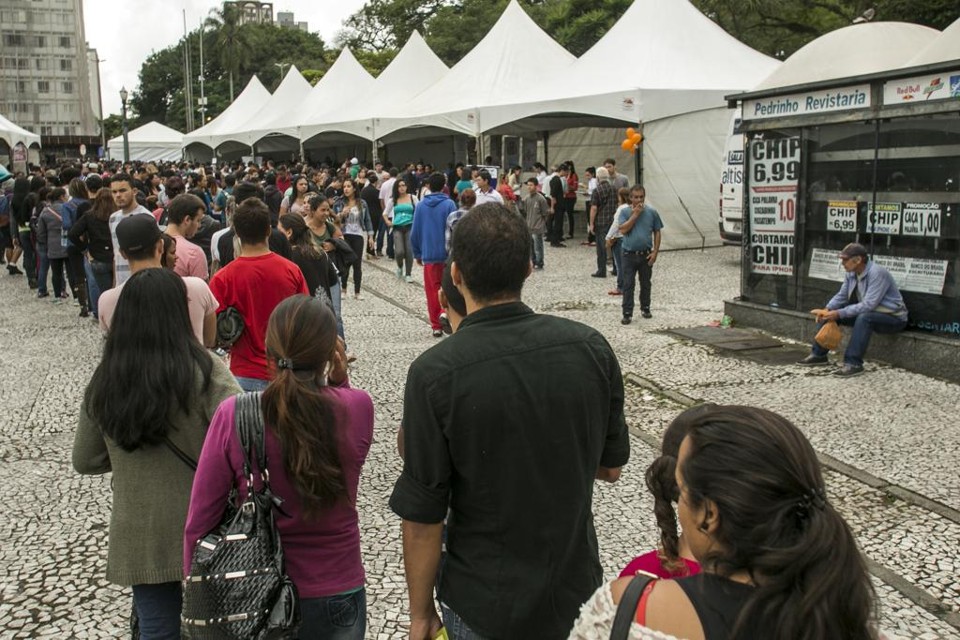 Fila do emprego: milhares de pessoas fizeram fila na Praça Rui Barbosa, em Curitiba, em busca de vagas de emprego ofertadas em um mutirão  de empresas com oportunidades abertas. | Marcelo Andrade/Gazeta do Povo