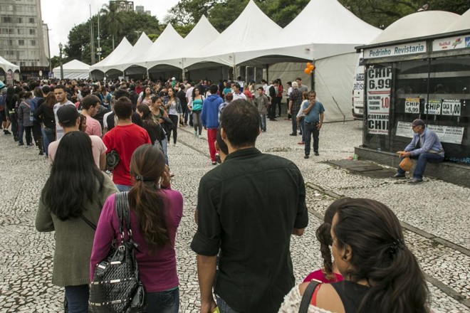 Fila do emprego: milhares de pessoas fizeram fila na Praça Rui Barbosa, em Curitiba, em busca de vagas de emprego ofertadas em um mutirão de empresas com oportunidades abertas. | Marcelo Andrade/Gazeta do Povo