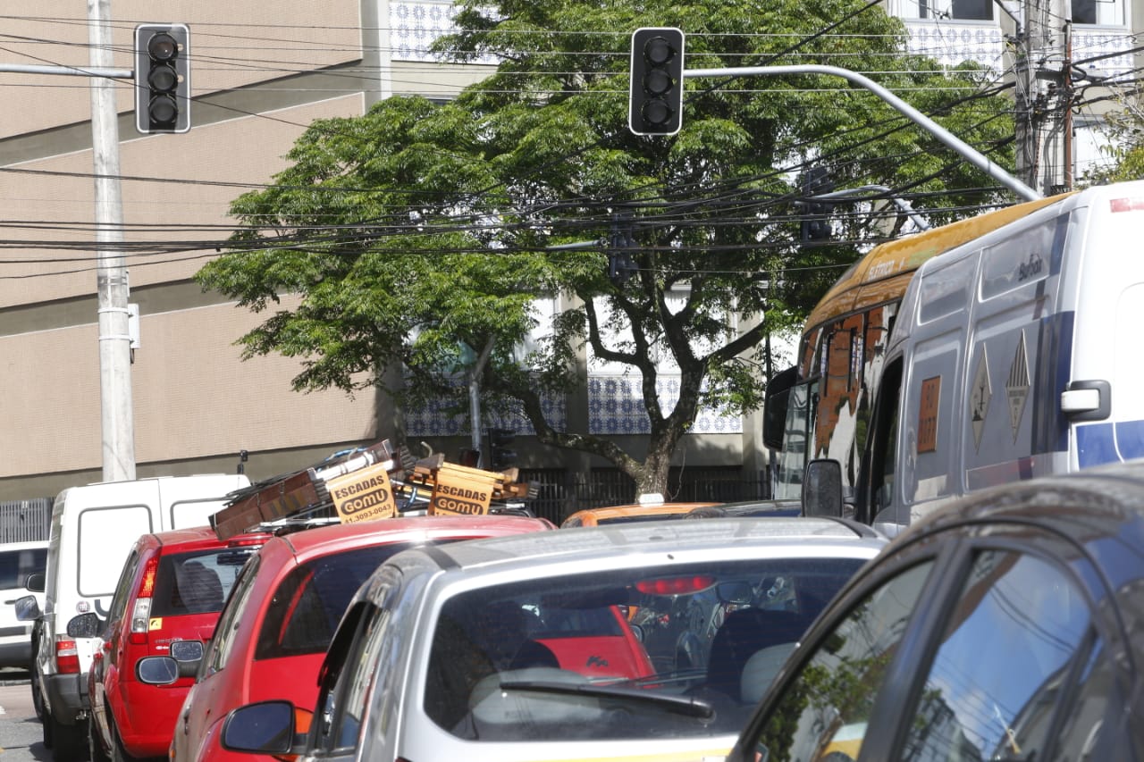 Sinaleiros desligados causaram congestionamento no Alto da XV. | Aniele Nascimento/Gazeta do Povo