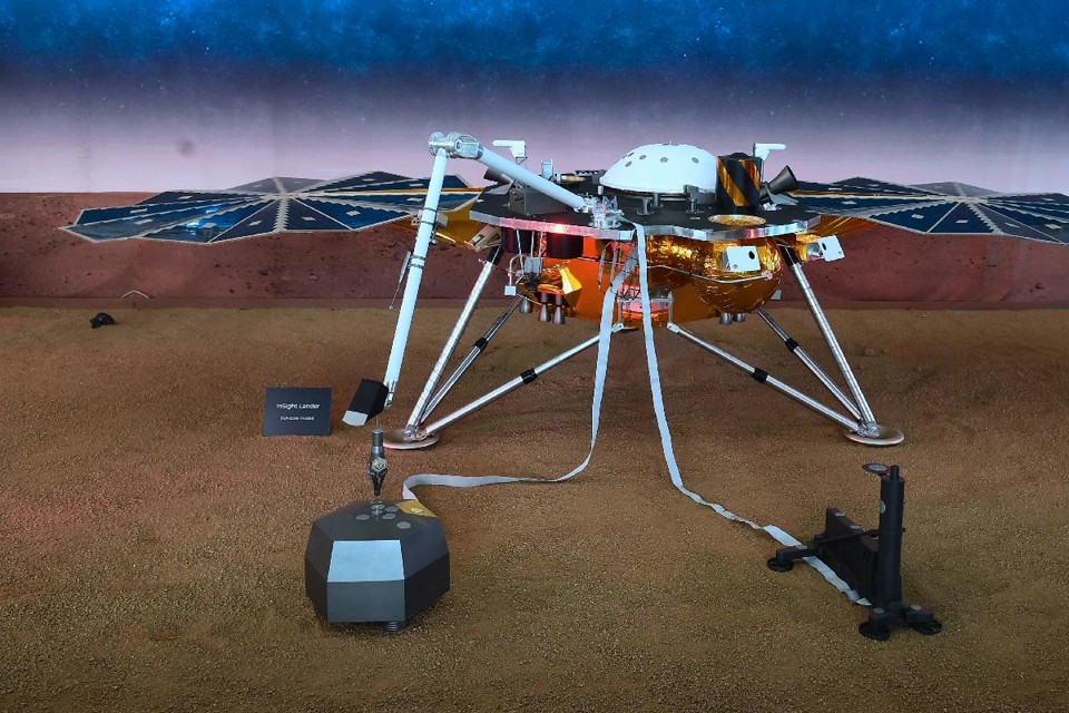 Réplica da InSight Mars Lander em exibição no Laboratório de Propulsão de Jato da NASA, em Pasadena, Califórnia | FREDERIC J. BROWN / AFP