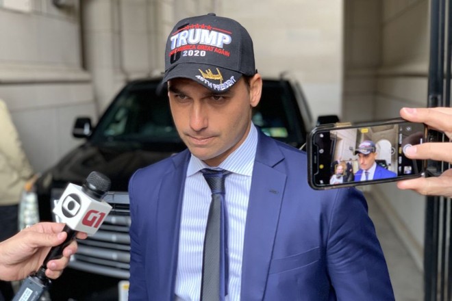 Eduardo Bolsonaro ganhou um boné de Donald Trump após se reunir na Casa Branca com o conselheiro sênior e genro de Trump, Jared Kushner, nesta terça-feira. | Paola de Orte/Agência Brasil
