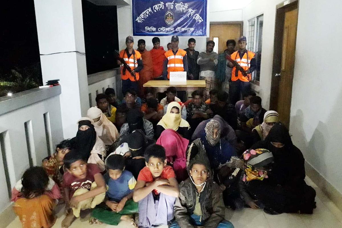 Um folheto divulgado em 7 de novembro de 2018 pela Guarda Costeira de Bangladesh refugiados Rohingya resgatados e supostos traficantes presos na estação de guarda costeira de Teknaf. A guarda costeira de Bangladesh resgatou 33 rohingya e prendeu seis supostos traficantes de seres humanos de uma traineira de pesca com destino à Malásia na Baía de Bengala. Os resgatados incluíam 14 homens, 10 mulheres e nove crianças que viviam em campos de refugiados no distrito de Cox's Bazar, no sudeste de Bangladesh, de acordo com Fayezul Islam Mondol, comandante da guarda costeira na cidade de Teknaf | Guarda Costeira de Bangladesh/ Divulgação/AFP