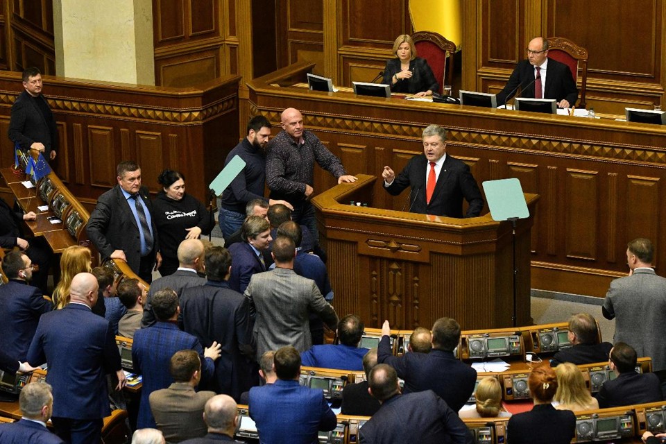 Petro Poroshenko, presidente da Ucrânia, discursa na tribuna do Parlamento durante sessão de emergência em Kiev, 26 de novembro, antes da sessão que aprovou lei marcial no país | GENYA SAVILOV / AFP