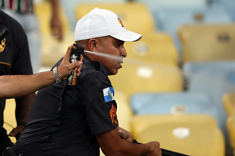 Polícia entrou em confronto com alguns torcedores do Fluminense no Maracan | /Albari Rosa/Gazeta do Povo